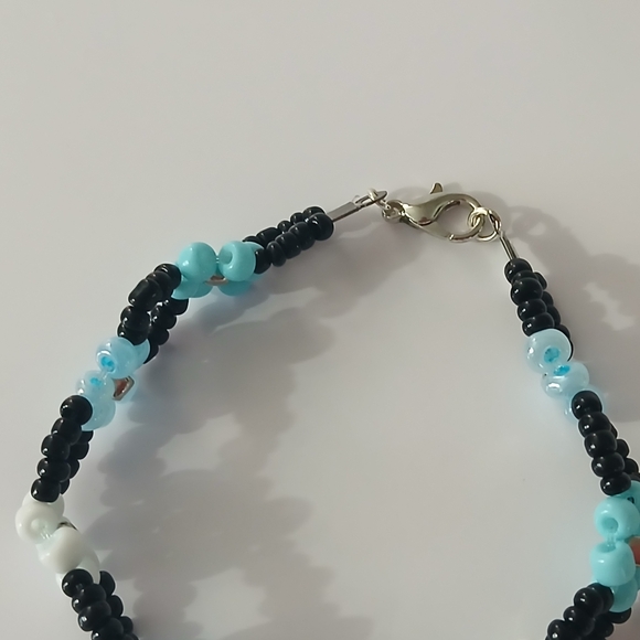 Elegant Beaded Bracelet in Blue and Black - Picture 3 of 5